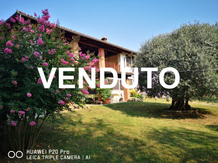 BUTTIGLIERA D'ASTI (AT) VICINANZE VILLANOVA D'ASTI - COUNTRY HOUSE INDIPENDENTE IN STILE RUSTICO IMMERSA NELLE CAMPAGNE CON SPLENDIDO PARCO E LAGHETTO - Euro 280.000 